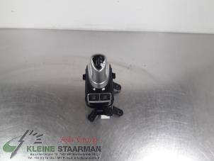 Używane Dzwignia wyboru automatycznej skrzyni biegów Mitsubishi Outlander (GF/GG) 2.0 16V PHEV 4x4 Cena € 121,00 Z VAT oferowane przez Kleine Staarman B.V. Autodemontage