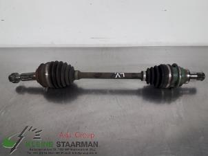 Begagnade Drivaxel, vänster fram Daihatsu Cuore (L251/271/276) 1.0 12V DVVT Pris € 45,00 Marginaltabell erbjuds av Kleine Staarman B.V. Autodemontage
