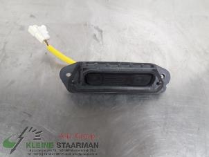 Używane Przelacznik pokrywy bagaznika Mitsubishi Outlander (GF/GG) 2.0 16V PHEV 4x4 Cena € 60,50 Z VAT oferowane przez Kleine Staarman B.V. Autodemontage