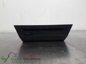 Używane Odtwarzacz CD Mazda CX-3 (DJ/DK) 2.0 SkyActiv-G 120 2WD Cena € 125,00 Procedura marży oferowane przez Kleine Staarman B.V. Autodemontage