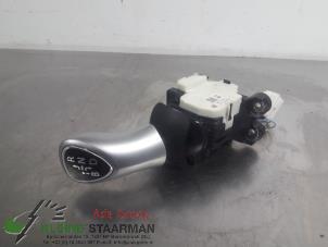 Używane Dzwignia wyboru automatycznej skrzyni biegów Mitsubishi Outlander (GF/GG) 2.0 16V PHEV 4x4 Cena € 121,00 Z VAT oferowane przez Kleine Staarman B.V. Autodemontage