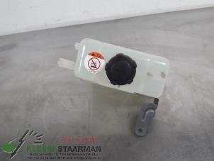 Używane Zbiornik rozprezny Mitsubishi Outlander (GF/GG) 2.0 16V PHEV 4x4 Cena € 60,50 Z VAT oferowane przez Kleine Staarman B.V. Autodemontage