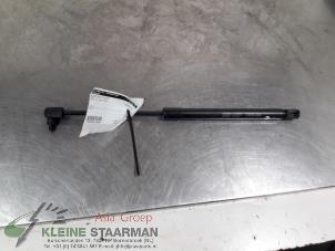 Begagnade Gasfjäder, höger bak Hyundai i20 1.4i 16V Pris € 42,50 Marginaltabell erbjuds av Kleine Staarman B.V. Autodemontage