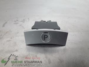 Begagnade Brytare, parkeringsbroms Mitsubishi Outlander (GF/GG) 2.0 16V PHEV 4x4 Pris € 60,50 Inklusive moms erbjuds av Kleine Staarman B.V. Autodemontage