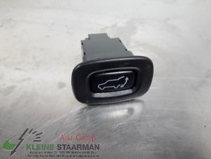 Używane Przelacznik pokrywy bagaznika Mitsubishi Outlander (GF/GG) 2.0 16V PHEV 4x4 Cena € 51,43 Z VAT oferowane przez Kleine Staarman B.V. Autodemontage