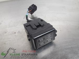 Używane Skrzynka bezpieczników Mitsubishi Outlander (GF/GG) 2.0 16V PHEV 4x4 Cena € 181,50 Z VAT oferowane przez Kleine Staarman B.V. Autodemontage