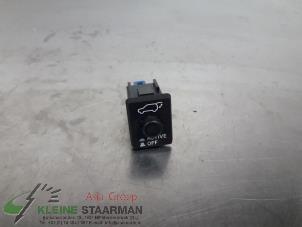 Używane Przelacznik pokrywy bagaznika Mitsubishi Outlander (GF/GG) 2.0 16V PHEV 4x4 Cena na żądanie oferowane przez Kleine Staarman B.V. Autodemontage