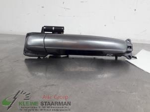 Używane Uchwyt drzwi prawych wersja 2-drzwiowa Suzuki Swift (ZA/ZC/ZD1/2/3/9) 1.3 VVT 16V Cena na żądanie oferowane przez Kleine Staarman B.V. Autodemontage