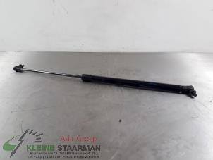 Begagnade Gasfjäder, vänster bak Nissan Qashqai (J11) 1.2 DIG-T 16V Pris € 42,50 Marginaltabell erbjuds av Kleine Staarman B.V. Autodemontage