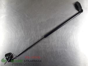 Gebruikte Kofferdekseldemper links-achter Nissan Juke (F15) 1.6 16V Prijs € 42,50 Margeregeling aangeboden door Kleine Staarman B.V. Autodemontage