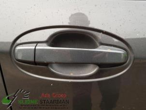 Używane Uchwyt drzwi prawych przednich wersja 4-drzwiowa Toyota Yaris III (P13) 1.5 16V Hybrid Cena € 50,00 Procedura marży oferowane przez Kleine Staarman B.V. Autodemontage