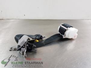 Używane Pas bezpieczenstwa srodkowy tyl Toyota Yaris II (P9) 1.33 16V Dual VVT-I Cena € 42,50 Procedura marży oferowane przez Kleine Staarman B.V. Autodemontage