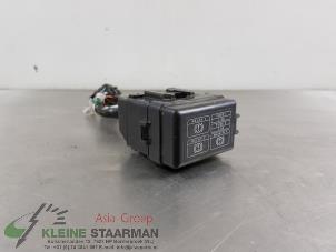 Używane Skrzynka bezpieczników Mitsubishi Outlander (GF/GG) 2.0 16V PHEV 4x4 Cena € 181,50 Z VAT oferowane przez Kleine Staarman B.V. Autodemontage