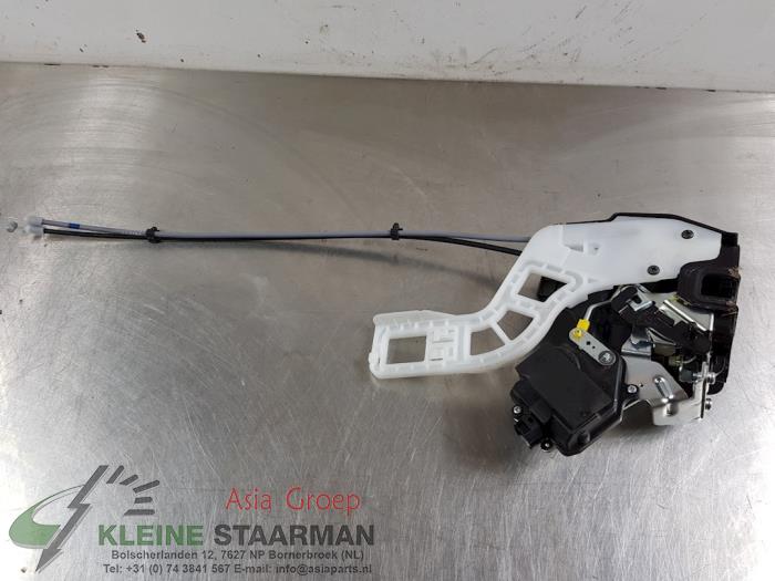 Dörrmekanism, 4-dörrars, höger bak från en Kia Sportage (JE) 2.0 CVVT 16V 4x2 2010