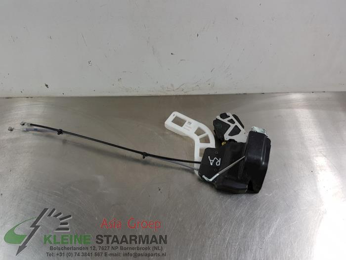 Dörrmekanism, 4-dörrars, höger bak från en Kia Sportage (JE) 2.0 CVVT 16V 4x2 2010