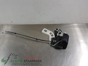 Używane Mechanizm blokady drzwi prawych tylnych wersja 4-drzwiowa Kia Sportage (JE) 2.0 CVVT 16V 4x2 Cena na żądanie oferowane przez Kleine Staarman B.V. Autodemontage