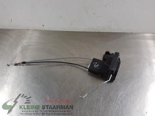 Używane Mechanizm blokady drzwi prawych przednich wersja 4-drzwiowa Kia Sportage (JE) 2.0 CVVT 16V 4x2 Cena na żądanie oferowane przez Kleine Staarman B.V. Autodemontage