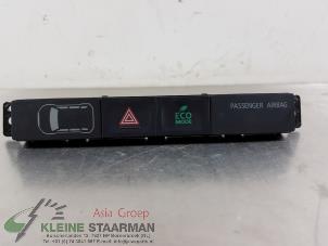 Używane Przelacznik swiatel awaryjnych Mitsubishi Outlander (GF/GG) 2.0 16V PHEV 4x4 Cena € 51,43 Z VAT oferowane przez Kleine Staarman B.V. Autodemontage