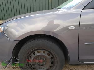 Używane Ekran lewy przód Mazda 3 (BK12) 1.6i 16V Cena € 100,00 Procedura marży oferowane przez Kleine Staarman B.V. Autodemontage