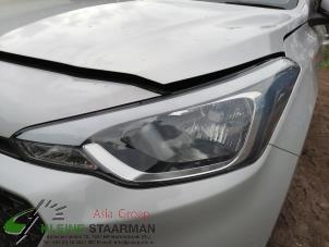 Gebruikte Koplamp links Hyundai i20 (GBB) 1.2i 16V Prijs op aanvraag aangeboden door Kleine Staarman B.V. Autodemontage