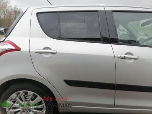 Używane Drzwi prawe tylne wersja 4-drzwiowa Suzuki Swift (ZA/ZC/ZD) 1.2 16V Cena € 75,00 Procedura marży oferowane przez Kleine Staarman B.V. Autodemontage