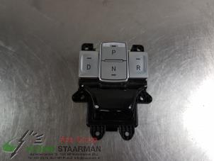 Begagnade Automatisk växelväljare Hyundai Kona (OS) 64 kWh Pris € 125,00 Marginaltabell erbjuds av Kleine Staarman B.V. Autodemontage