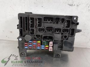 Używane Skrzynka bezpieczników Mitsubishi Outlander (GF/GG) 2.0 16V PHEV 4x4 Cena € 181,50 Z VAT oferowane przez Kleine Staarman B.V. Autodemontage