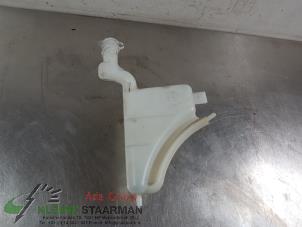 Używane Zbiornik rozprezny Mitsubishi Outlander (GF/GG) 2.0 16V PHEV 4x4 Cena € 60,50 Z VAT oferowane przez Kleine Staarman B.V. Autodemontage