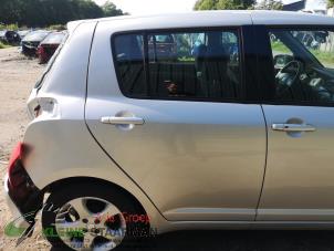 Używane Drzwi prawe tylne wersja 4-drzwiowa Suzuki Swift (ZA/ZC/ZD1/2/3/9) 1.3 VVT 16V Cena € 75,00 Procedura marży oferowane przez Kleine Staarman B.V. Autodemontage
