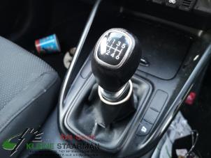 Begagnade Växelspaksknopp Kia Carens IV (RP) 1.6 GDI 16V Pris på förfrågan erbjuds av Kleine Staarman B.V. Autodemontage