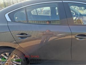 Używane Drzwi prawe tylne wersja 4-drzwiowa Mazda 3 (BP) 2.0 SkyActiv-X 180 M Hybrid 16V Cena € 350,00 Procedura marży oferowane przez Kleine Staarman B.V. Autodemontage