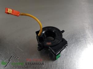 Używane Przewód spiralny poduszki powietrznej Mitsubishi Outlander (GF/GG) 2.2 DI-D 16V Clear Tec 4x4 Cena € 100,00 Procedura marży oferowane przez Kleine Staarman B.V. Autodemontage