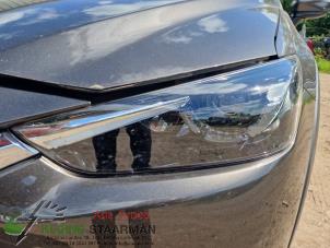 Używane Reflektor lewy Mazda CX-3 (DJ/DK) 2.0 SkyActiv-G 120 Cena € 350,00 Procedura marży oferowane przez Kleine Staarman B.V. Autodemontage