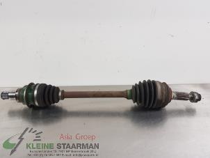 Begagnade Drivaxel, vänster fram Daihatsu Cuore (L251/271/276) 1.0 12V DVVT Pris € 45,00 Marginaltabell erbjuds av Kleine Staarman B.V. Autodemontage