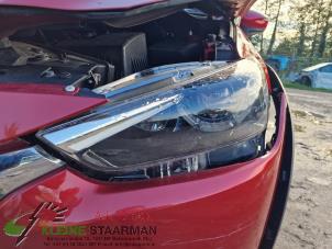 Używane Reflektor lewy Mazda CX-3 (DJ/DK) 2.0 SkyActiv-G 120 Cena € 200,00 Procedura marży oferowane przez Kleine Staarman B.V. Autodemontage