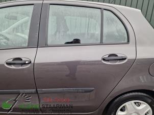 Używane Drzwi lewe tylne wersja 4-drzwiowa Toyota Yaris II (P9) 1.0 12V VVT-i Cena € 150,00 Procedura marży oferowane przez Kleine Staarman B.V. Autodemontage