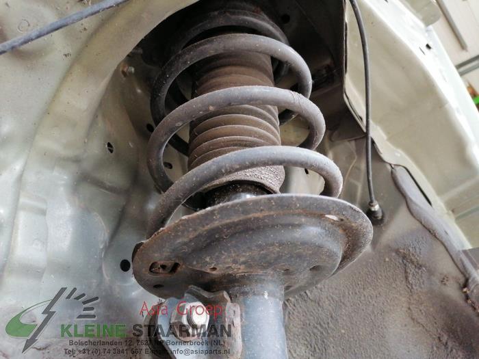 Veerpoot links-voor van een Toyota Yaris III (P13) 1.5 16V Hybrid 2019