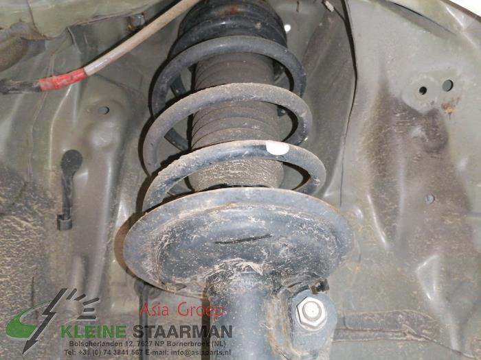 Schokdemperpoot rechts-voor van een Toyota Yaris III (P13) 1.5 16V Hybrid 2019