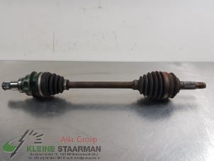 Begagnade Drivaxel, vänster fram Daihatsu Cuore (L251/271/276) 1.0 12V DVVT Pris € 45,00 Marginaltabell erbjuds av Kleine Staarman B.V. Autodemontage