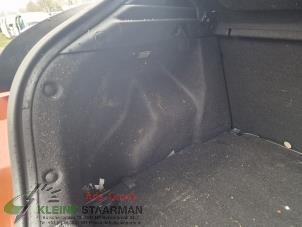 Używane Tapicerka pokrywy bagaznika lewa Kia Pro cee'd (JDB3) 1.6 GDI 16V Cena na żądanie oferowane przez Kleine Staarman B.V. Autodemontage