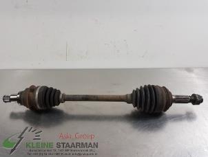 Begagnade Drivaxel, vänster fram Daihatsu Cuore (L251/271/276) 1.0 12V DVVT Pris € 45,00 Marginaltabell erbjuds av Kleine Staarman B.V. Autodemontage