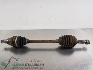Begagnade Drivaxel, vänster fram Daihatsu Cuore (L251/271/276) 1.0 12V DVVT Pris € 45,00 Marginaltabell erbjuds av Kleine Staarman B.V. Autodemontage