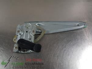 Używane Mechanizm szyby prawej tylnej wersja 4-drzwiowa Toyota Yaris III (P13) 1.5 16V Dual VVT-iE Cena € 50,00 Procedura marży oferowane przez Kleine Staarman B.V. Autodemontage