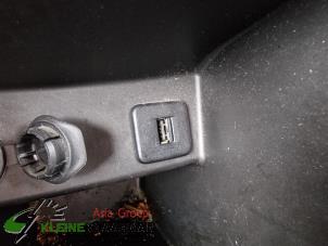 Używane Zlacze AUX/USB Suzuki Swift (ZA/ZC/ZD) 1.6 Sport VVT 16V Cena na żądanie oferowane przez Kleine Staarman B.V. Autodemontage