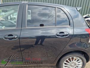 Używane Drzwi lewe tylne wersja 4-drzwiowa Toyota Yaris II (P9) 1.33 16V Dual VVT-I Cena € 150,00 Procedura marży oferowane przez Kleine Staarman B.V. Autodemontage