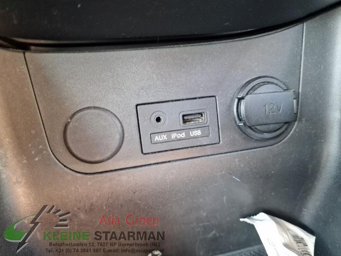 AUX/USB aansluiting van een Kia Picanto (TA) 1.2 16V 2012