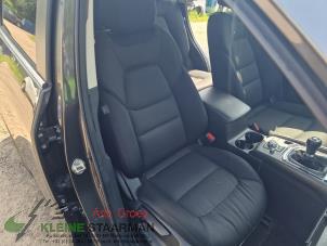 Gebruikte Voorstoel rechts Mazda CX-5 II (KF) 2.0 SkyActiv-G 165 16V 2WD Prijs op aanvraag aangeboden door Kleine Staarman B.V. Autodemontage