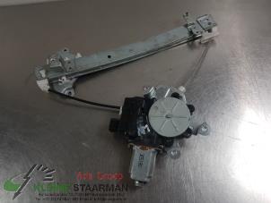 Używane Mechanizm szyby lewej tylnej wersja 4-drzwiowa Mitsubishi Outlander (CU) 2.0 16V 4x2 Cena € 150,00 Procedura marży oferowane przez Kleine Staarman B.V. Autodemontage