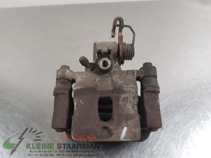 Używane Zacisk hamulcowy lewy tyl Kia Picanto (BA) 1.1 12V Cena € 60,00 Procedura marży oferowane przez Kleine Staarman B.V. Autodemontage