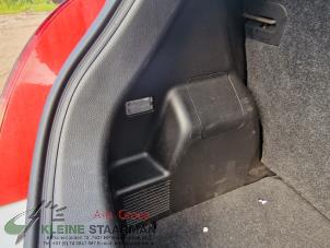 Używane Tapicerka pokrywy bagaznika lewa Suzuki Swift (ZA/ZC/ZD) 1.6 Sport VVT 16V Cena na żądanie oferowane przez Kleine Staarman B.V. Autodemontage